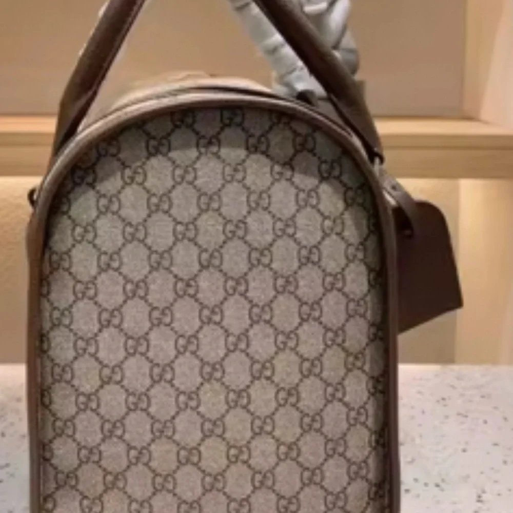 Absolutely beautiful pet carrier+Luggage tag.AMAZING QUALITY!So many compliments